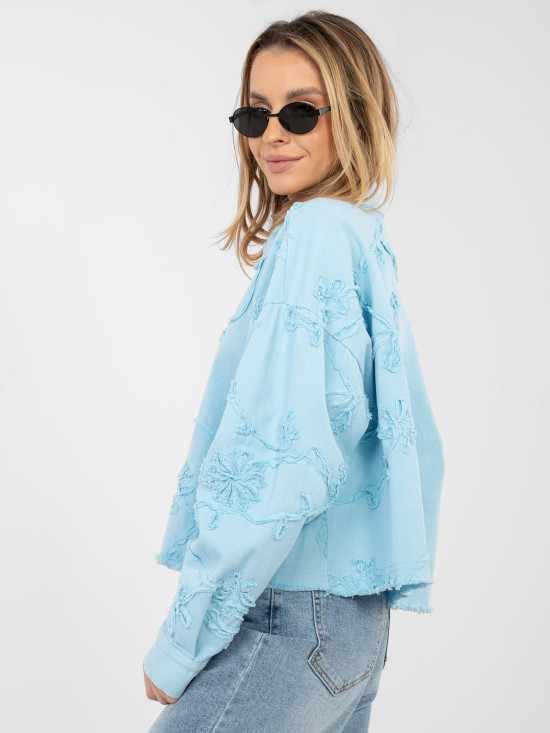 Kratka svijetloplava traper jakna s cvjetnom aplikacijom