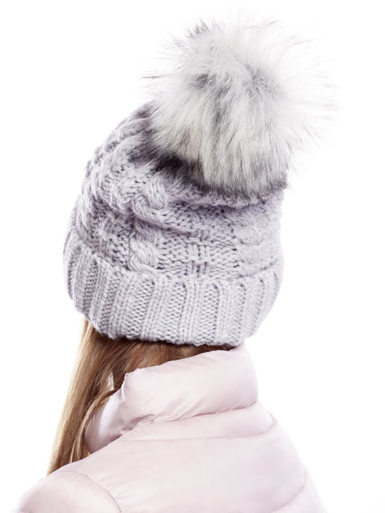 Cappello grigio chiaro con motivo a treccia