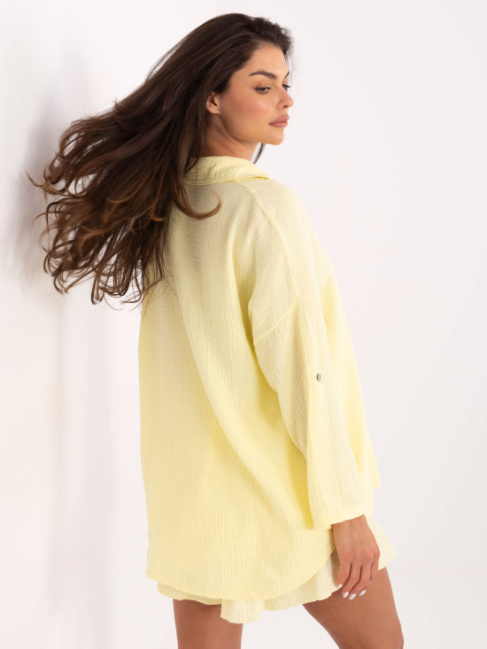 Camicia gialla elegante con maniche lunghe