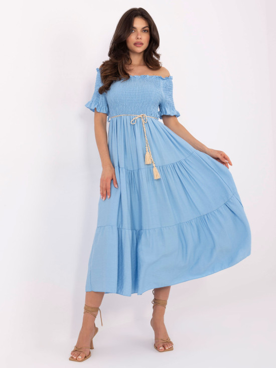 Abito blu svasato con cintura