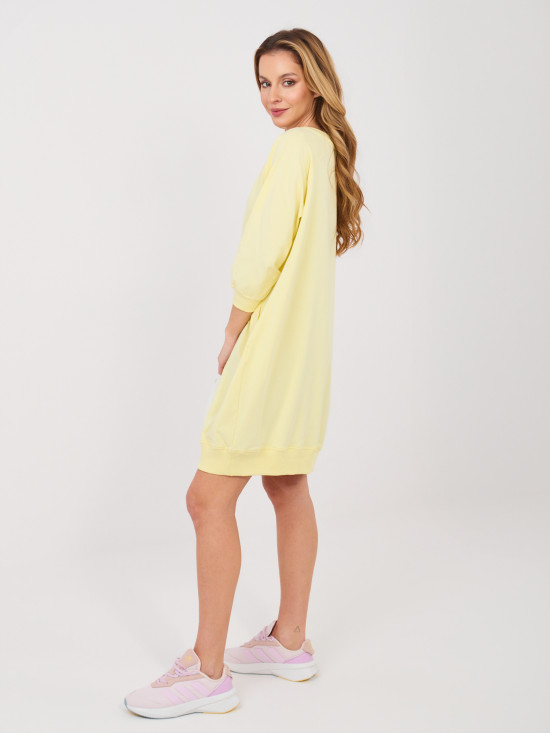 Abito giallo comodo in cotone con maniche 3/4 e scollo a V