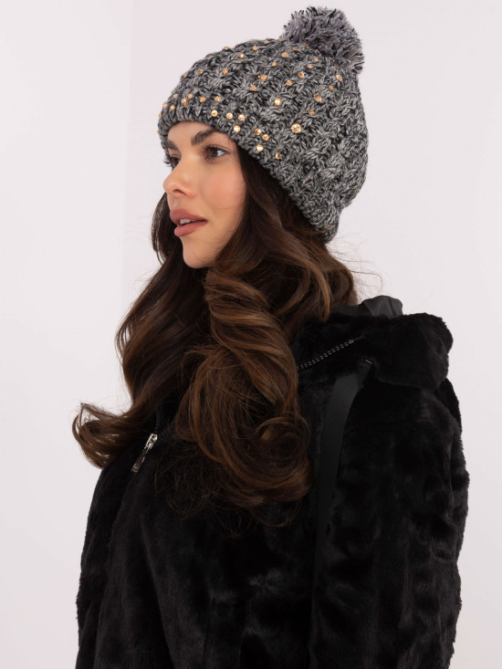 Cappello grigio elegante con applicazione