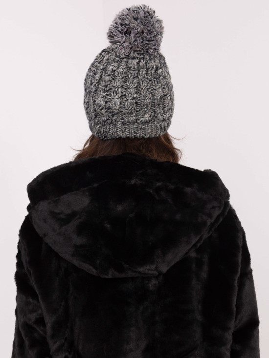 Cappello grigio elegante con applicazione