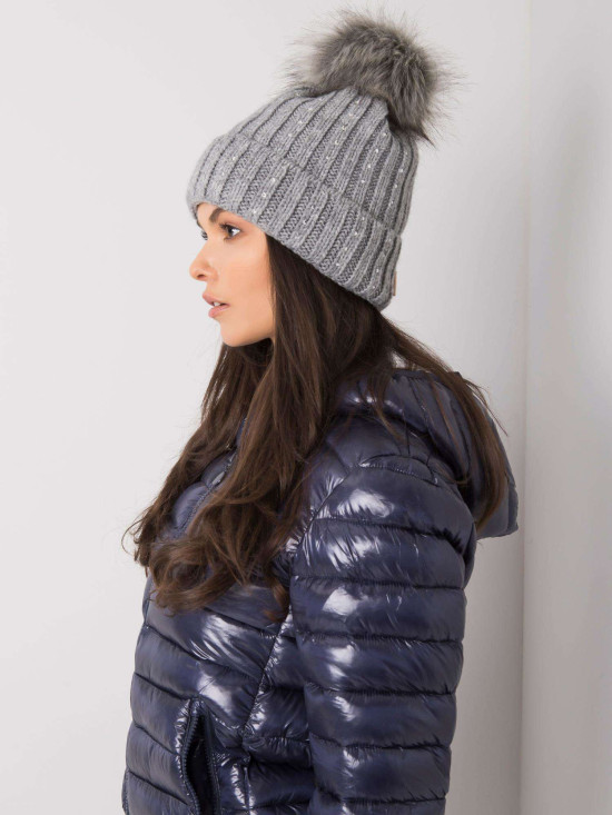 Cappello grigio imbottito con applicazioni