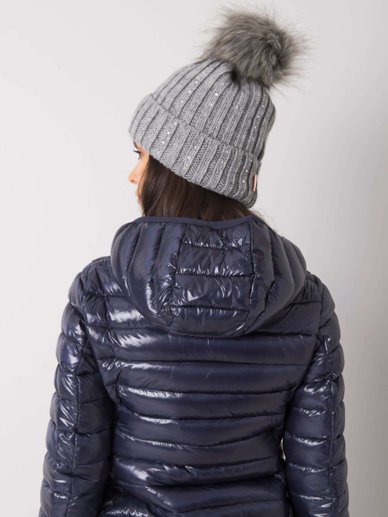 Cappello grigio imbottito con applicazioni