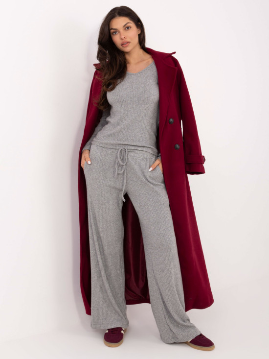 Maglione grigio a costine con scollo a V