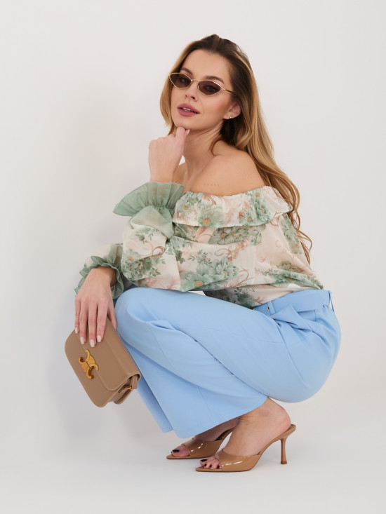 Blusa verde con fantasia floreale e scollo a spalle scoperte