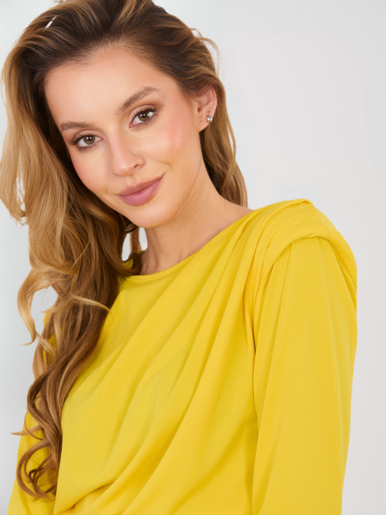 Abito midi elegante giallo con maniche lunghe e arricciature