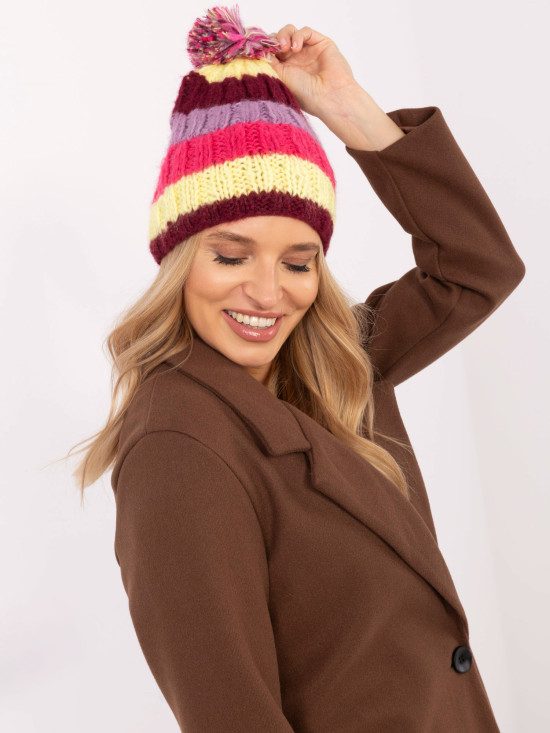 Cappello elegante con righe e pompon