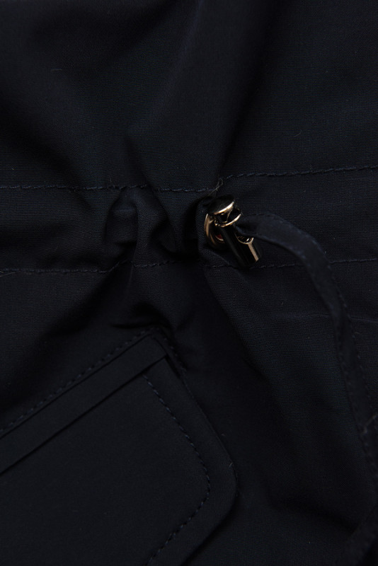 Parka blu scuro per l'inverno con fodera beige