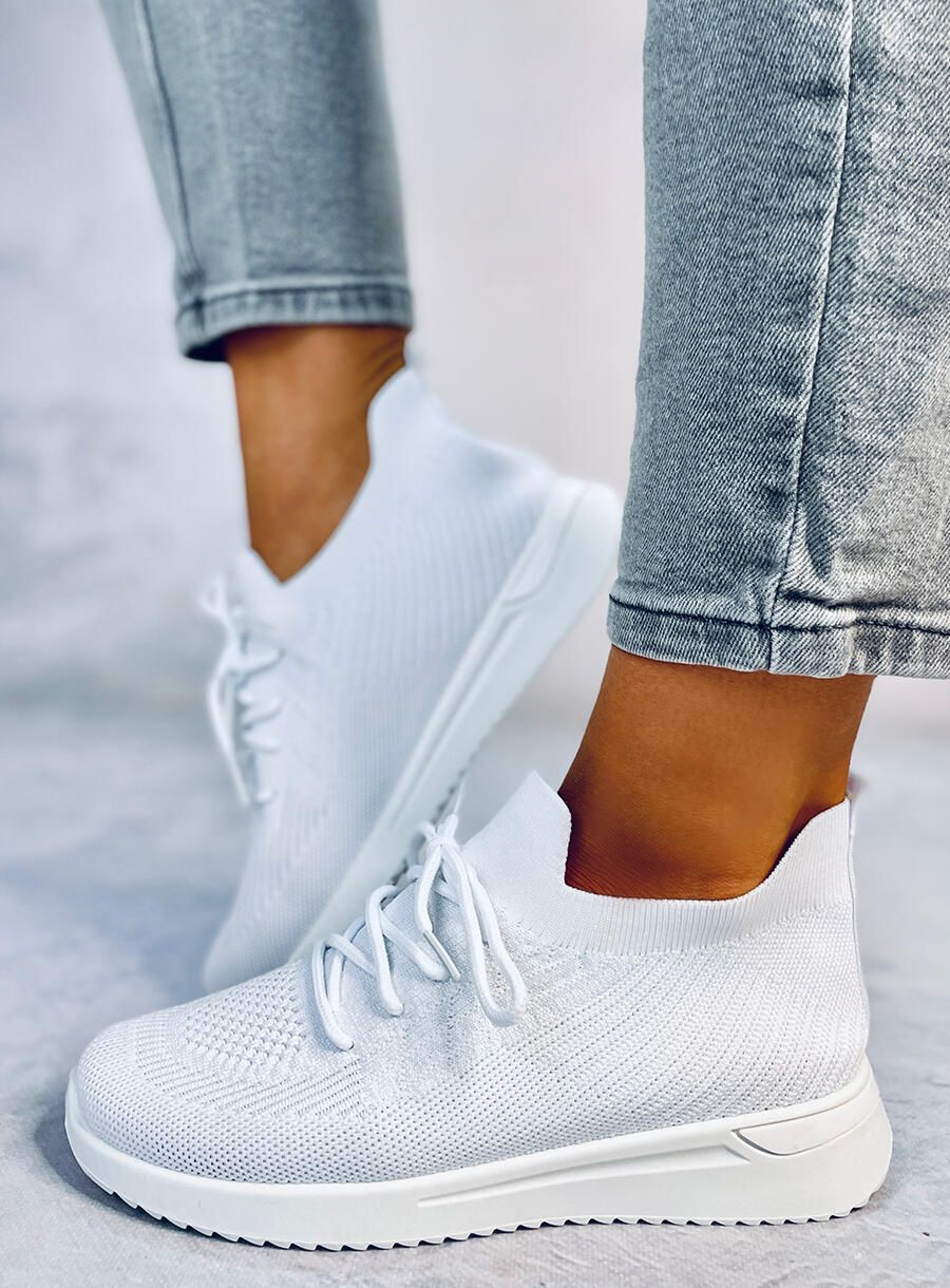 Sneakers bianche da donna realizzate in tessuto elastico