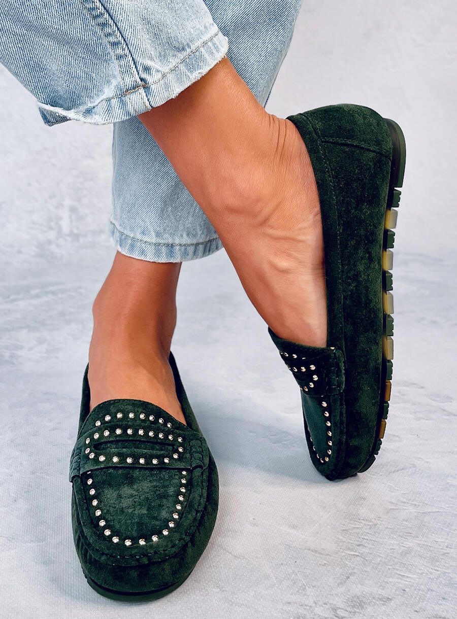 Mocassini da donna verde scuro in camoscio con borchie