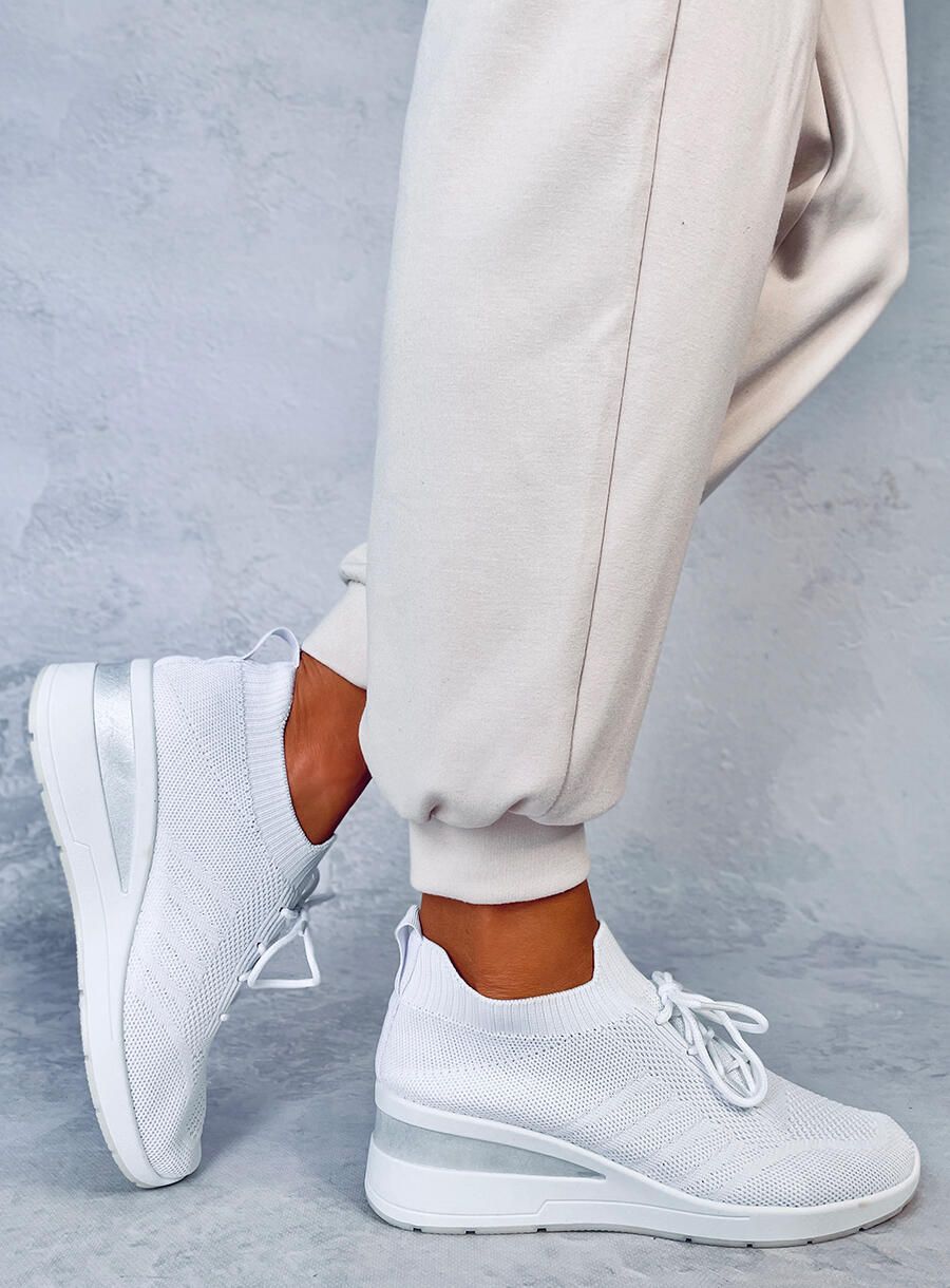 Sneakers sportive bianche realizzate in tessuto elastico