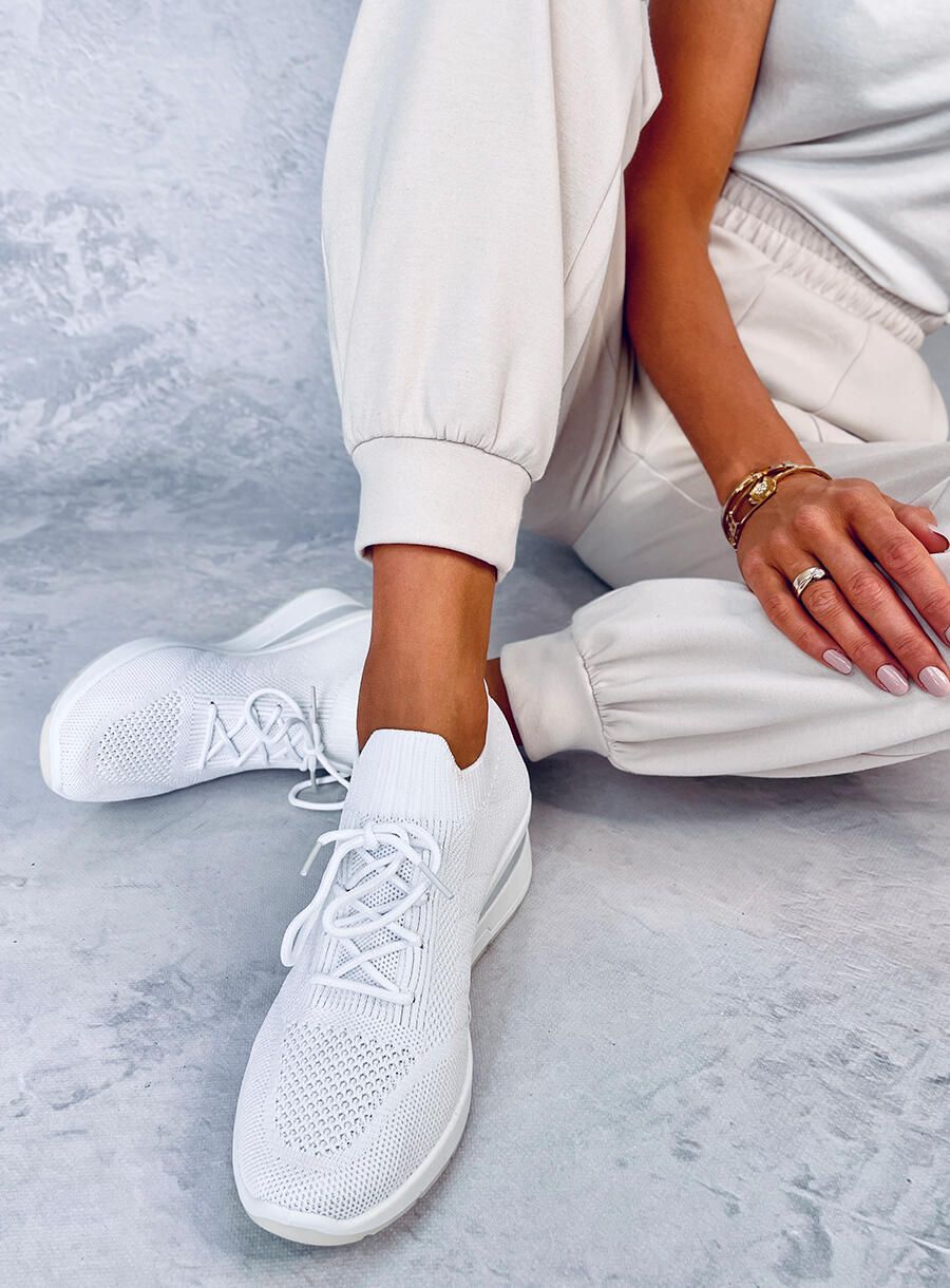 Sneakers sportive bianche realizzate in tessuto elastico
