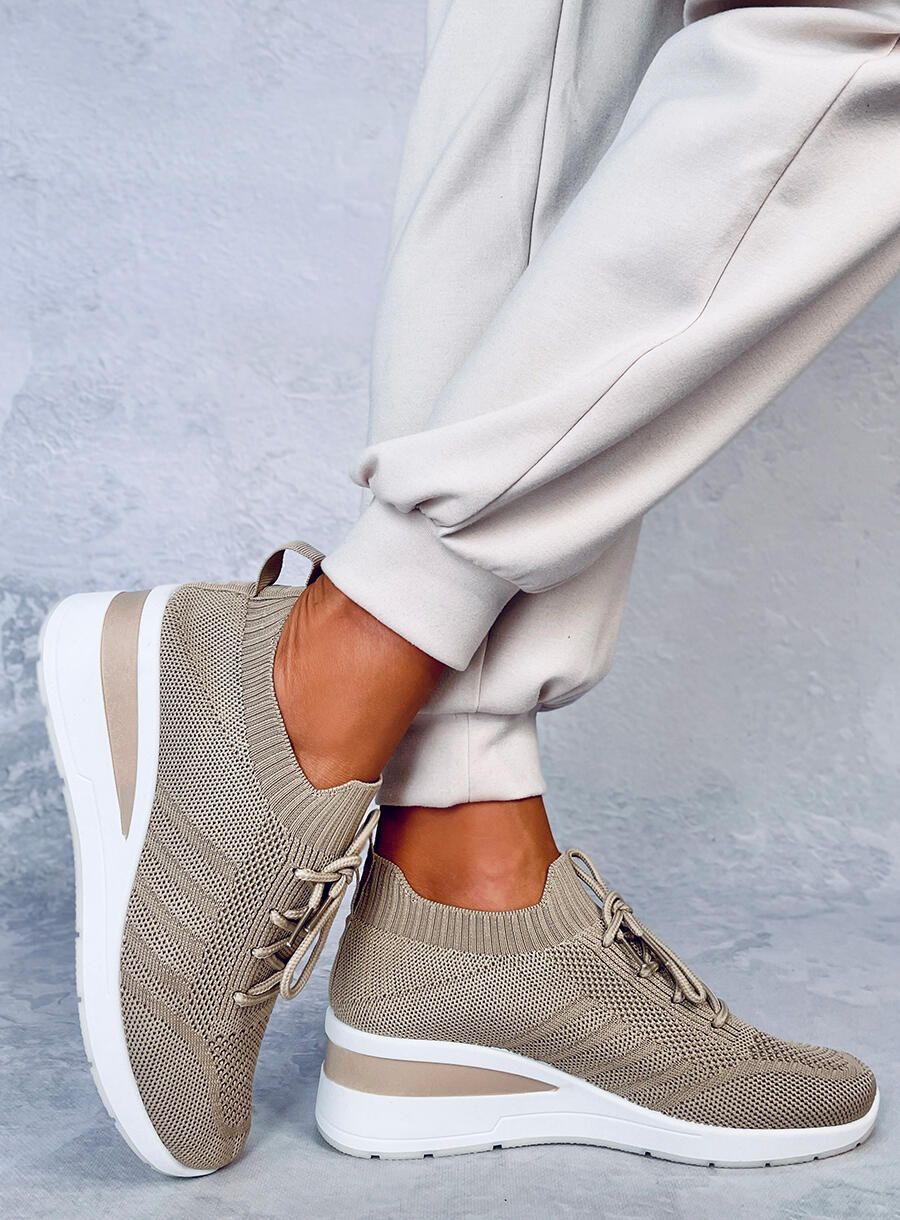 Sneakers sportive beige realizzate in tessuto elastico