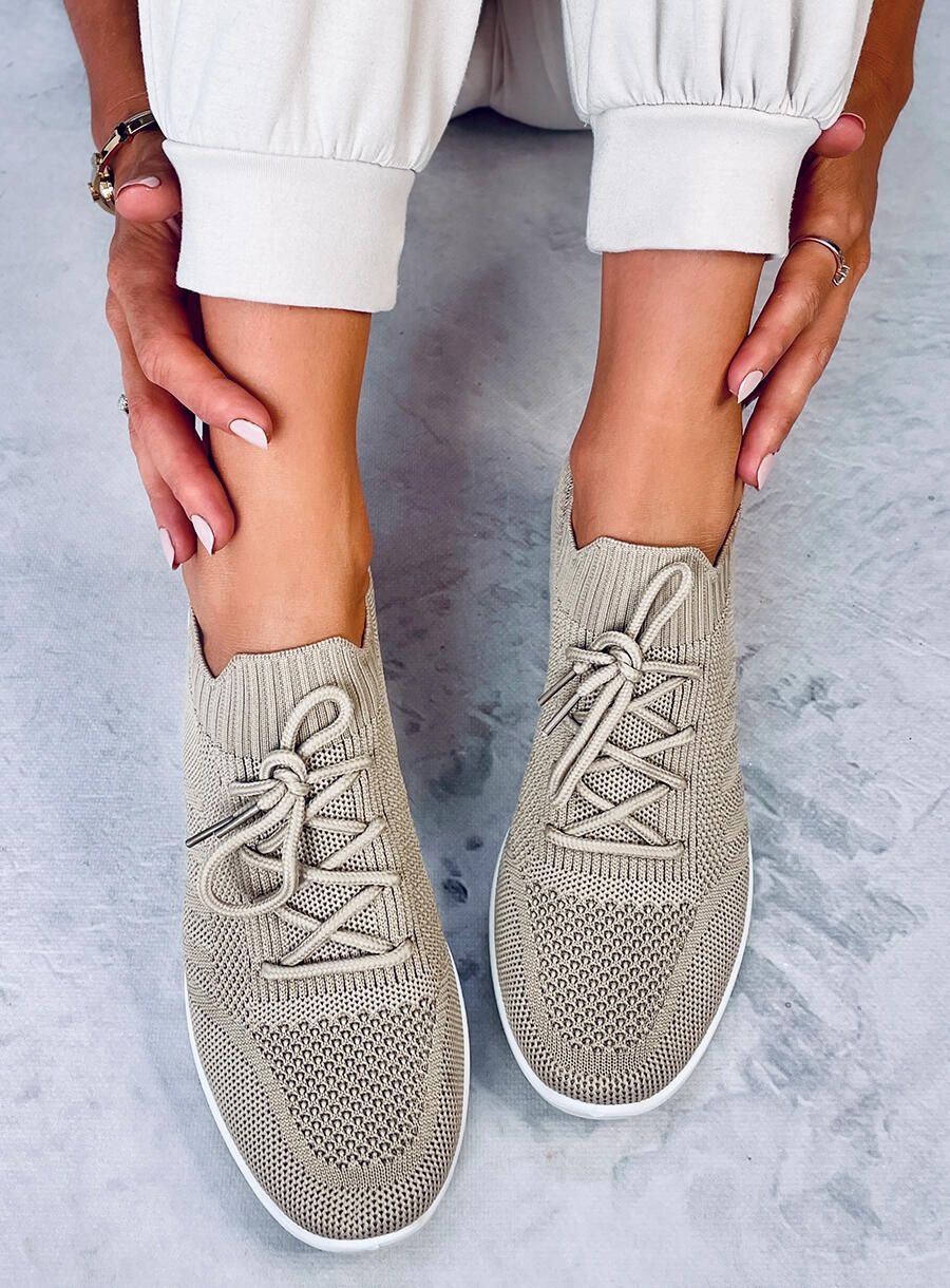 Sneakers sportive beige realizzate in tessuto elastico