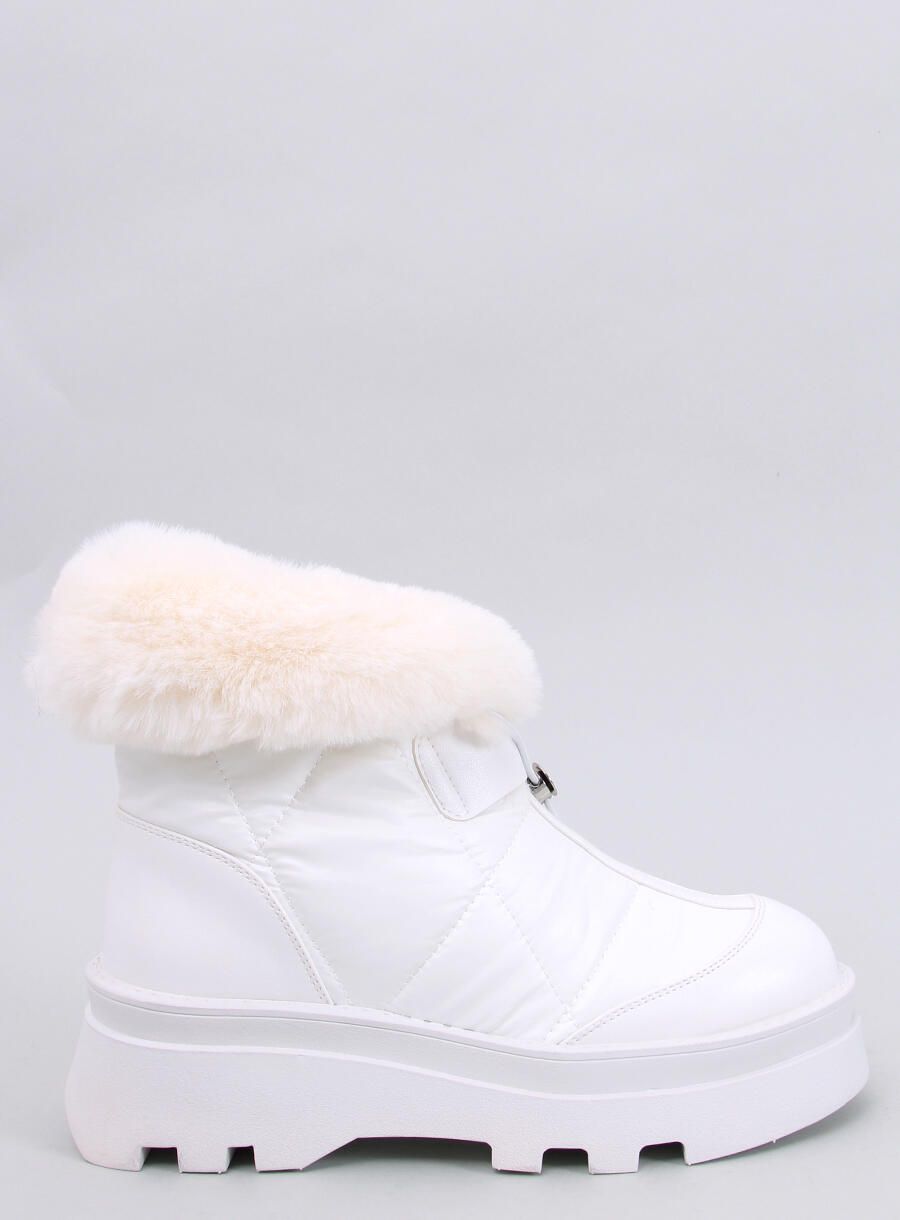 Scarpe imbottite da neve bianche su una piattaforma alta