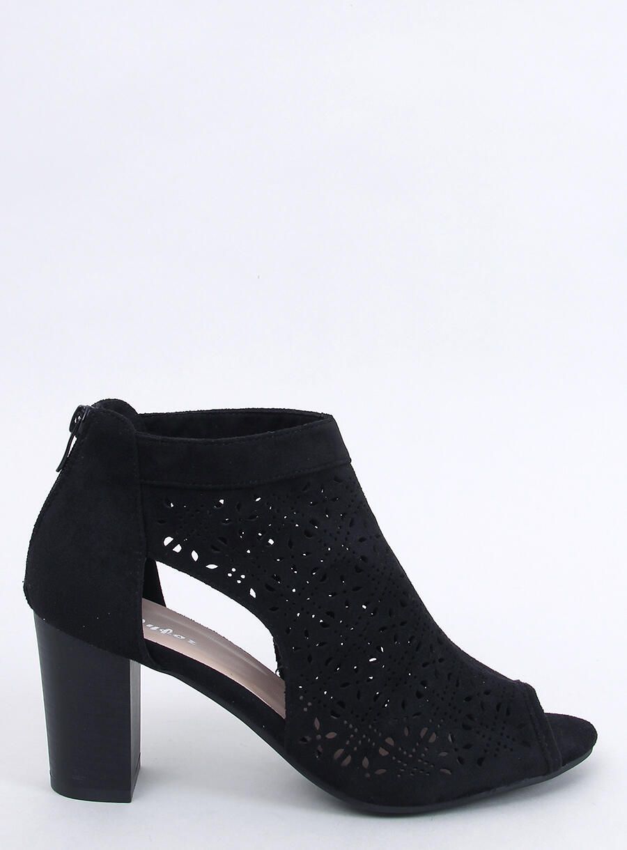 Scarpe traforate con punta aperta nere
