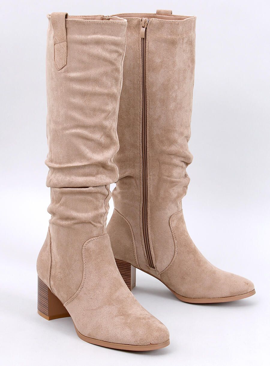 Stivali alti in camoscio beige
