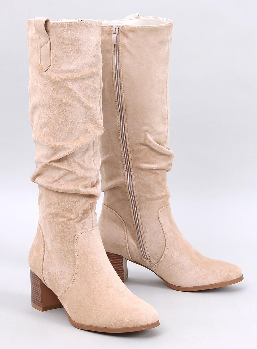 Stivali alti in camoscio beige chiaro