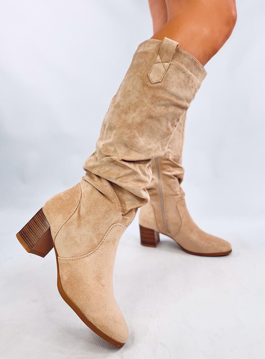 Stivali alti in camoscio beige chiaro