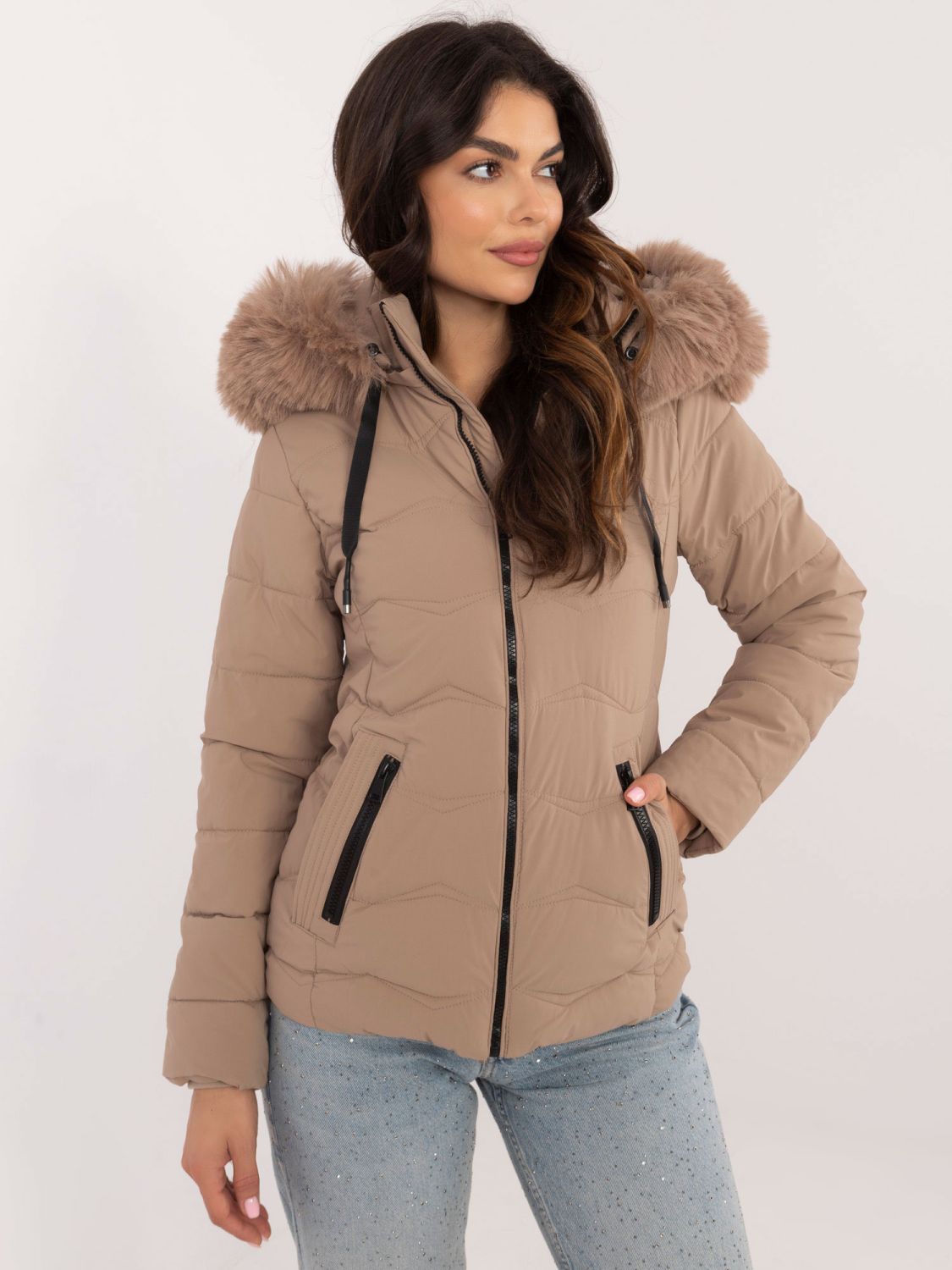 Giacca invernale beige con cappuccio