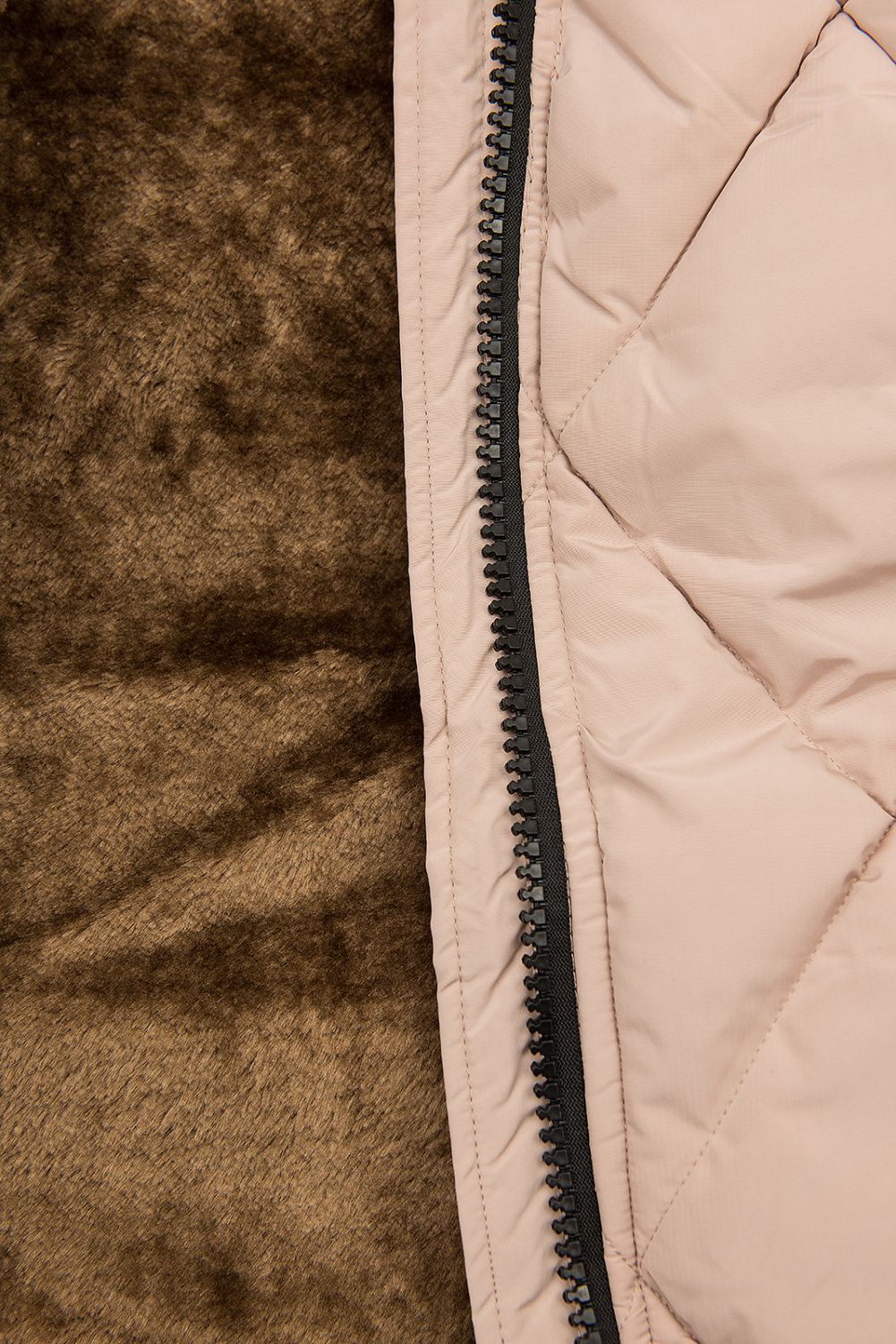 Giacca invernale rosa cipria con design trapuntato