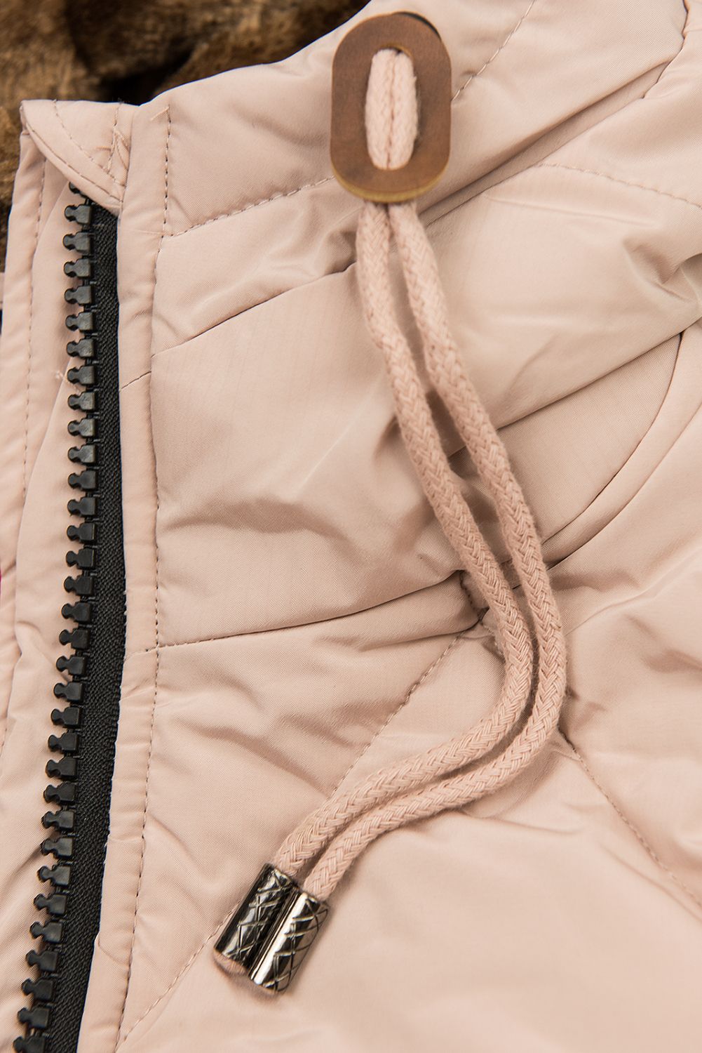 Giacca invernale rosa cipria con design trapuntato