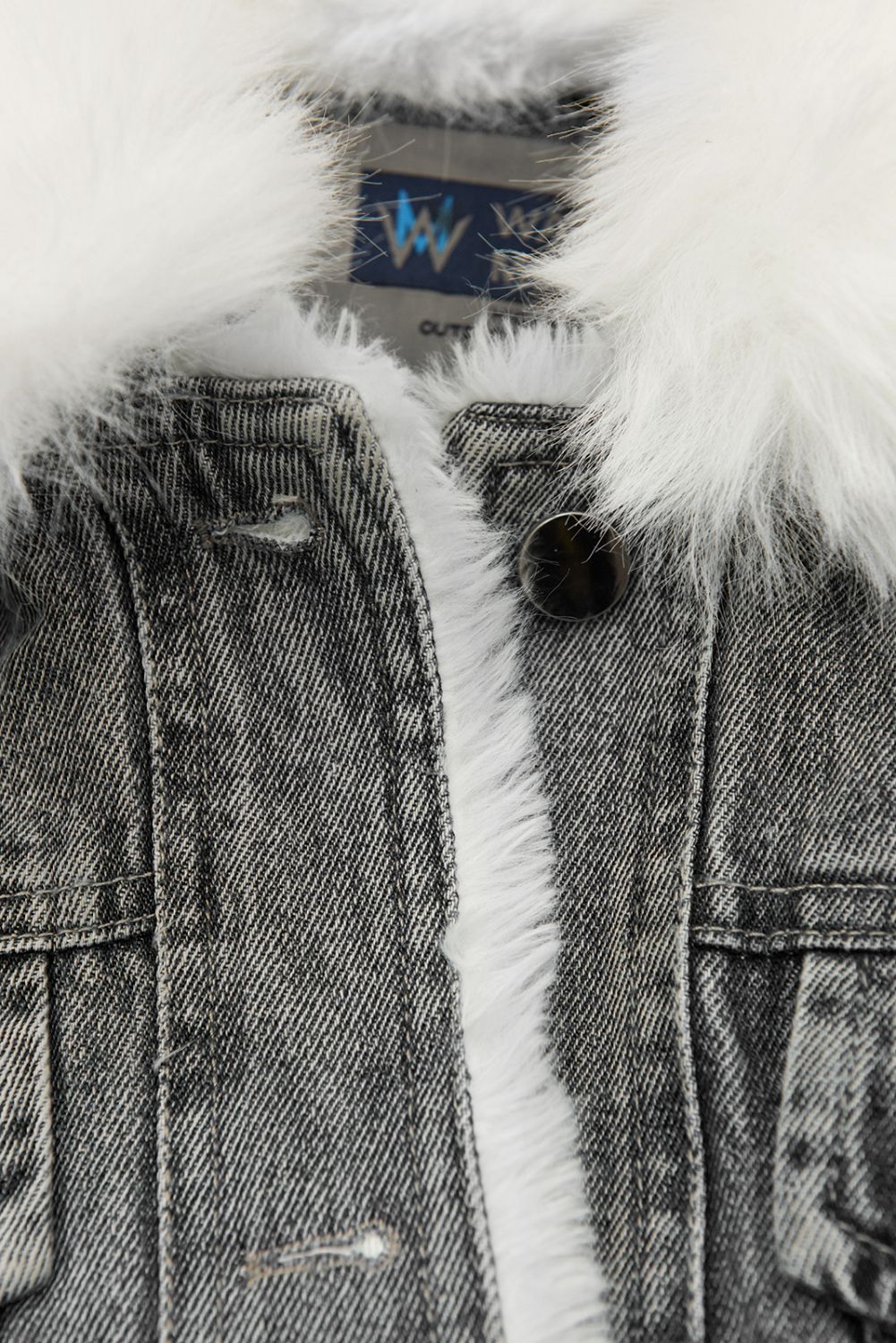 Giubbotto in denim grigio con pelliccia bianca