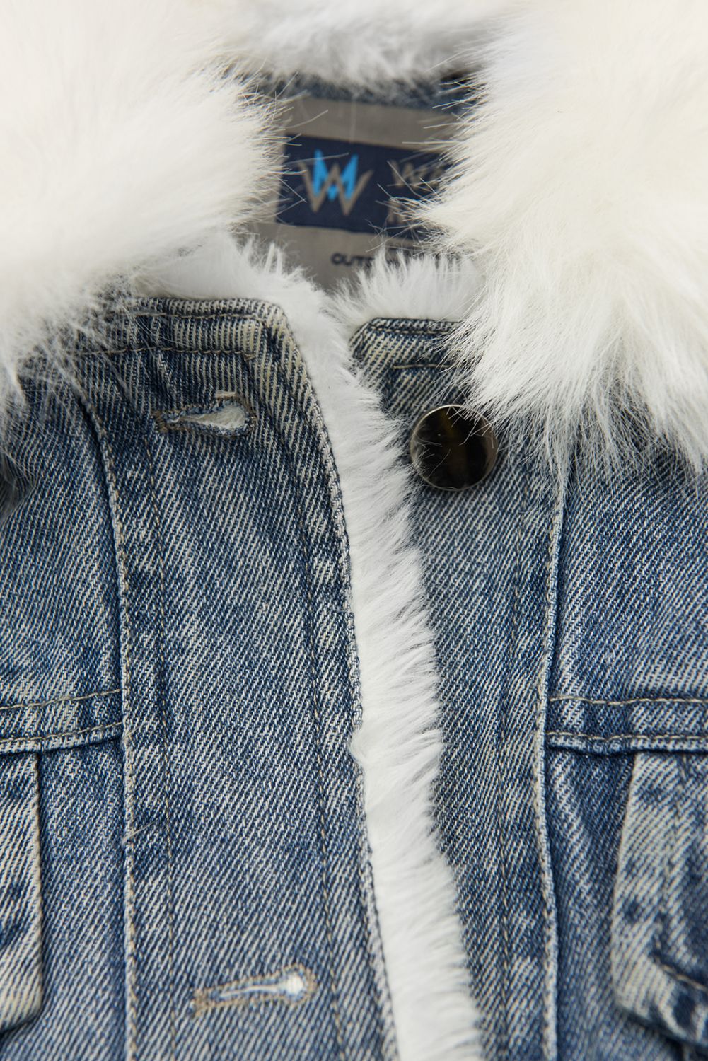 Giubbotto in denim blu con pelliccia bianca