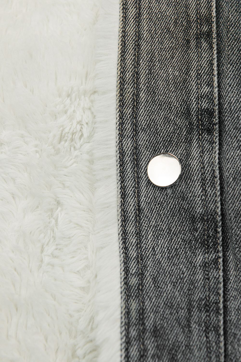 Giubbotto in denim grigio con pelliccia bianca