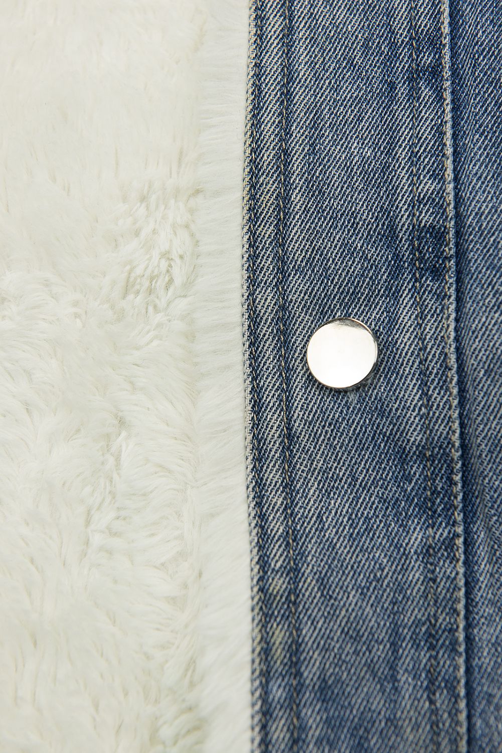 Giubbotto in denim blu con pelliccia bianca
