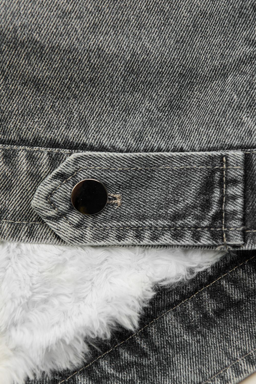 Giubbotto in denim grigio con pelliccia bianca
