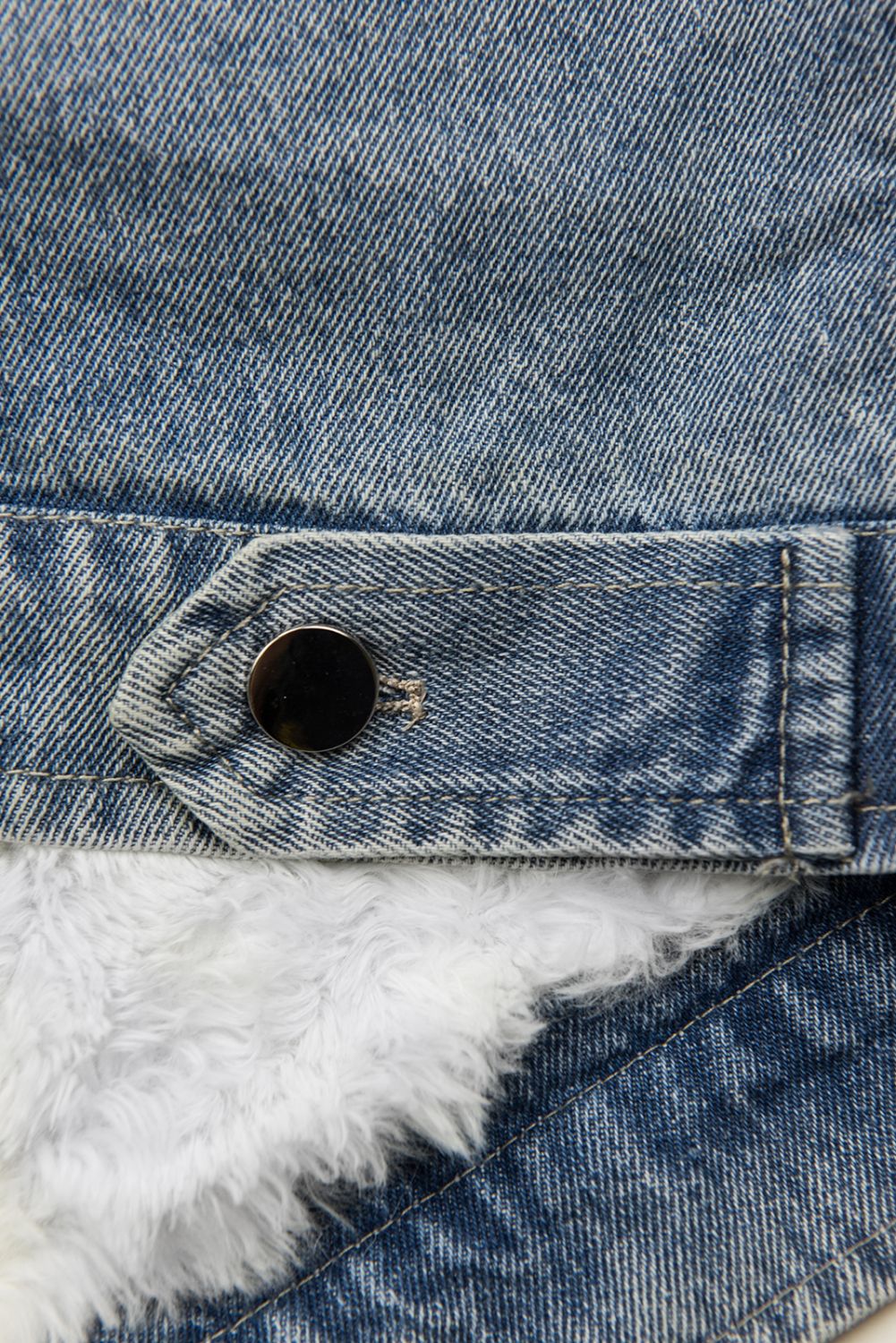Giubbotto in denim blu con pelliccia bianca