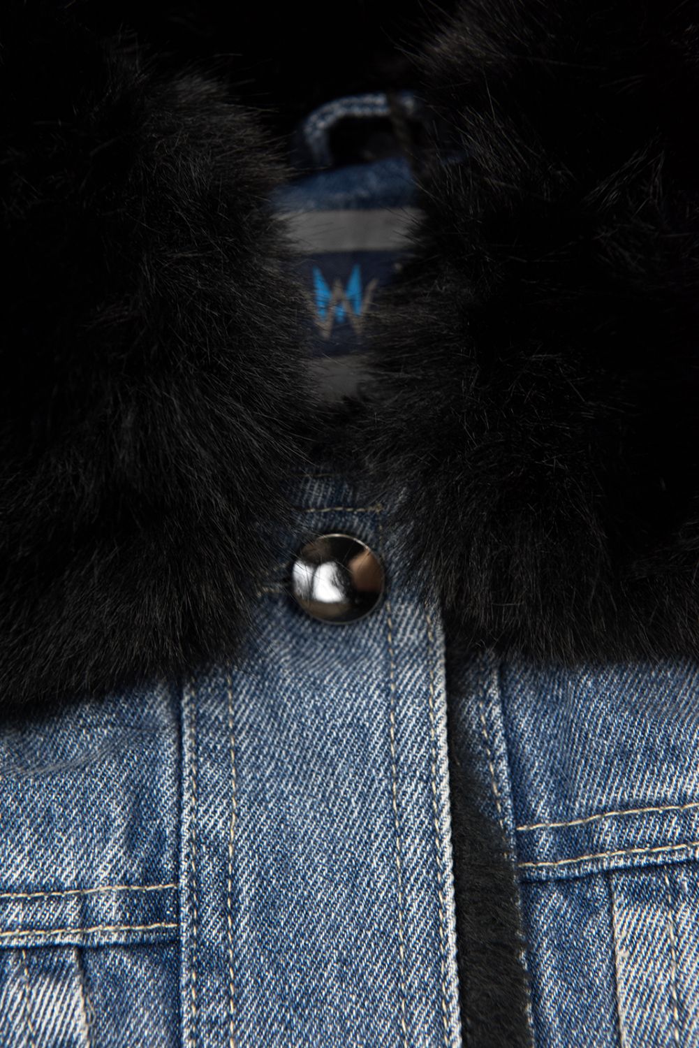 Giubbotto in denim blu con pelliccia nera