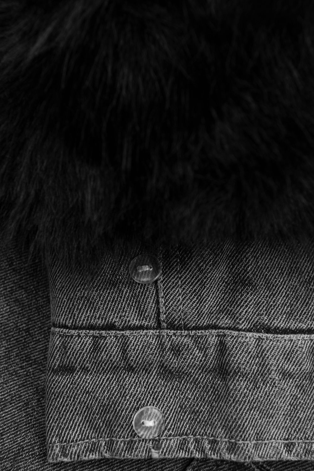 Giubbotto in denim grigio con pelliccia nera