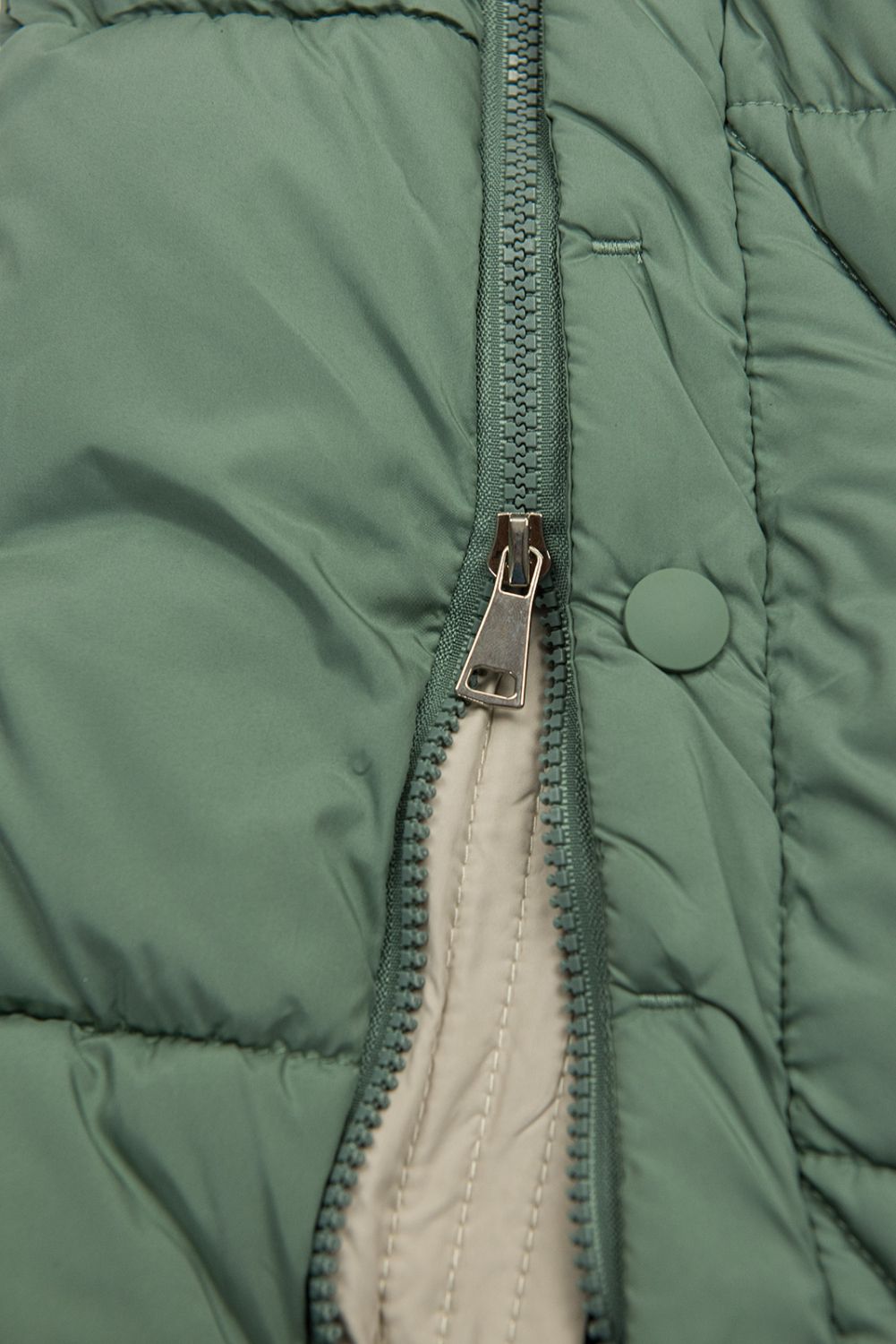 Piumino invernale trapuntato con cappuccio salvia/beige