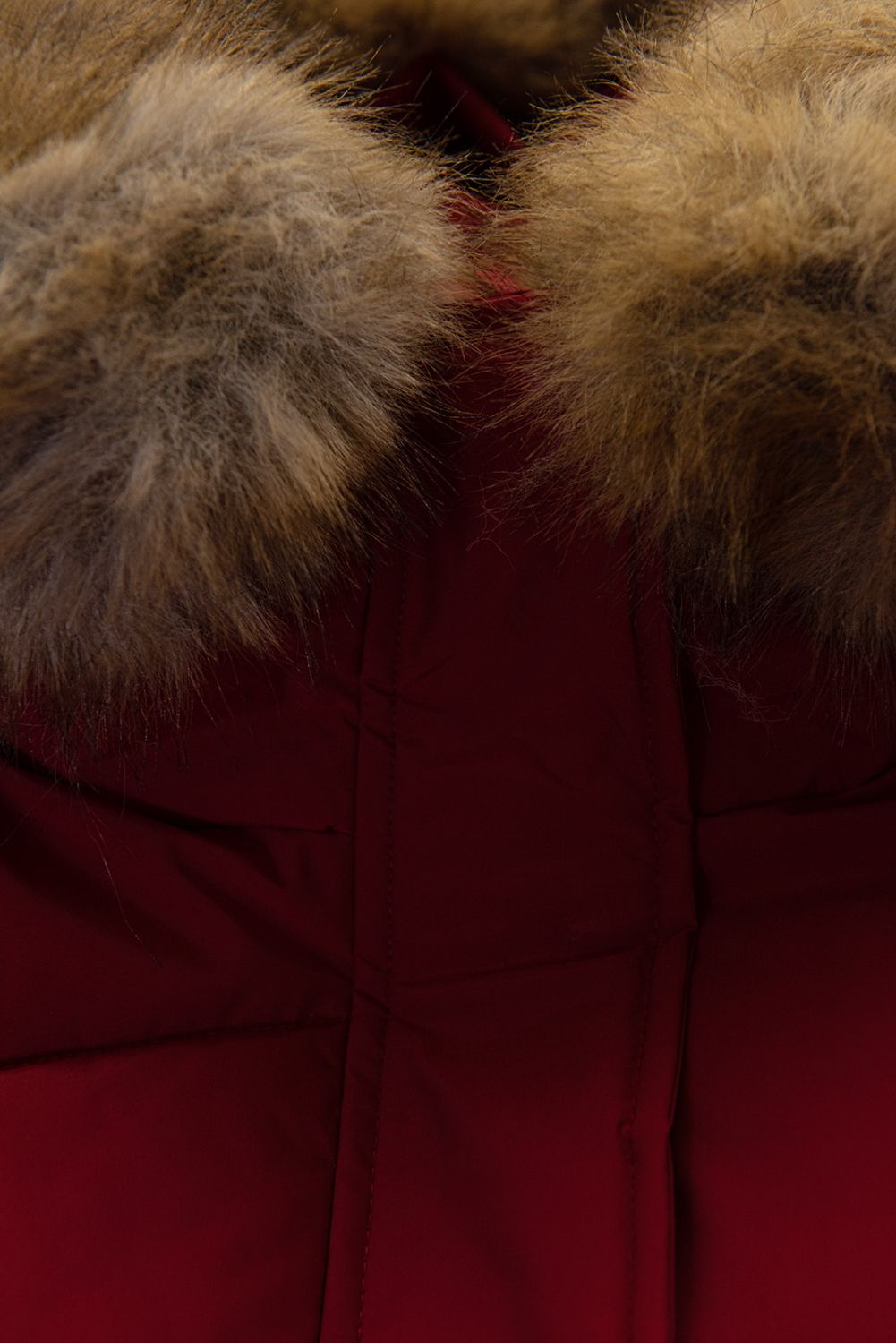Giacca invernale rossa con cappuccio