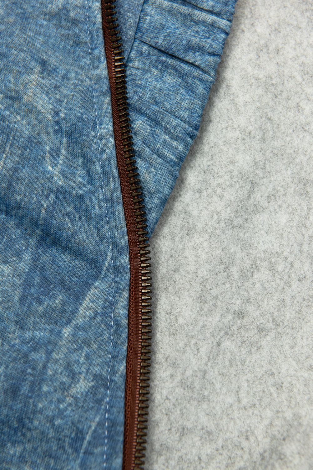 Felpa blu chiaro con cerniera asimmetrica