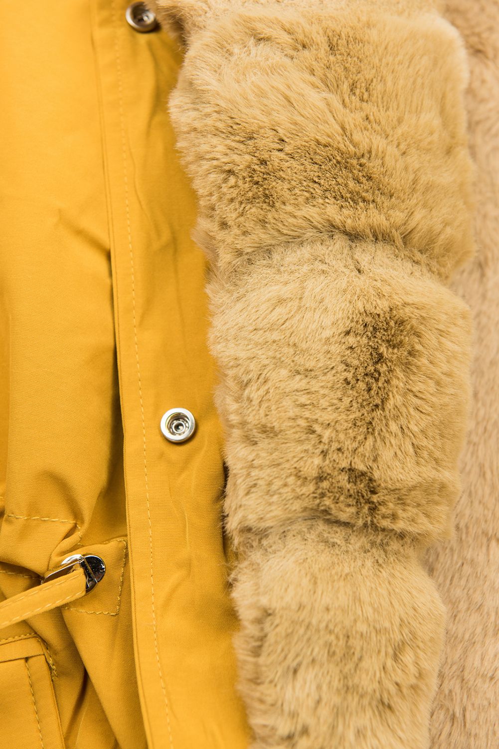 Parka gialla-beige con bordo in pelliccia