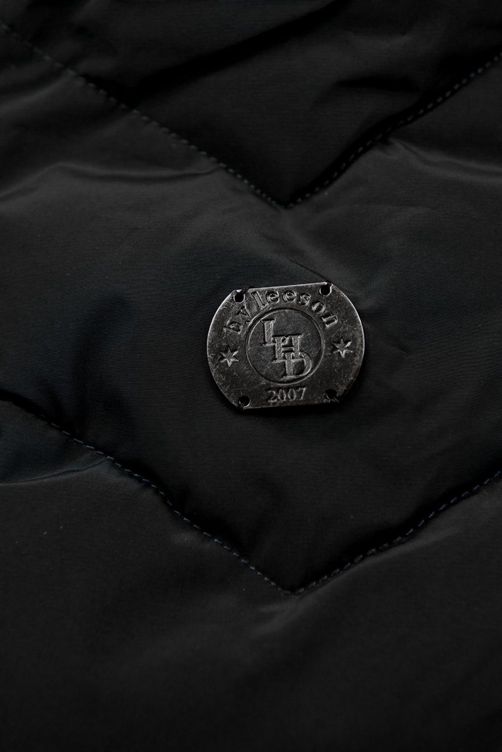 Crna prošivena zimska jakna s odvojivom kapuljačom