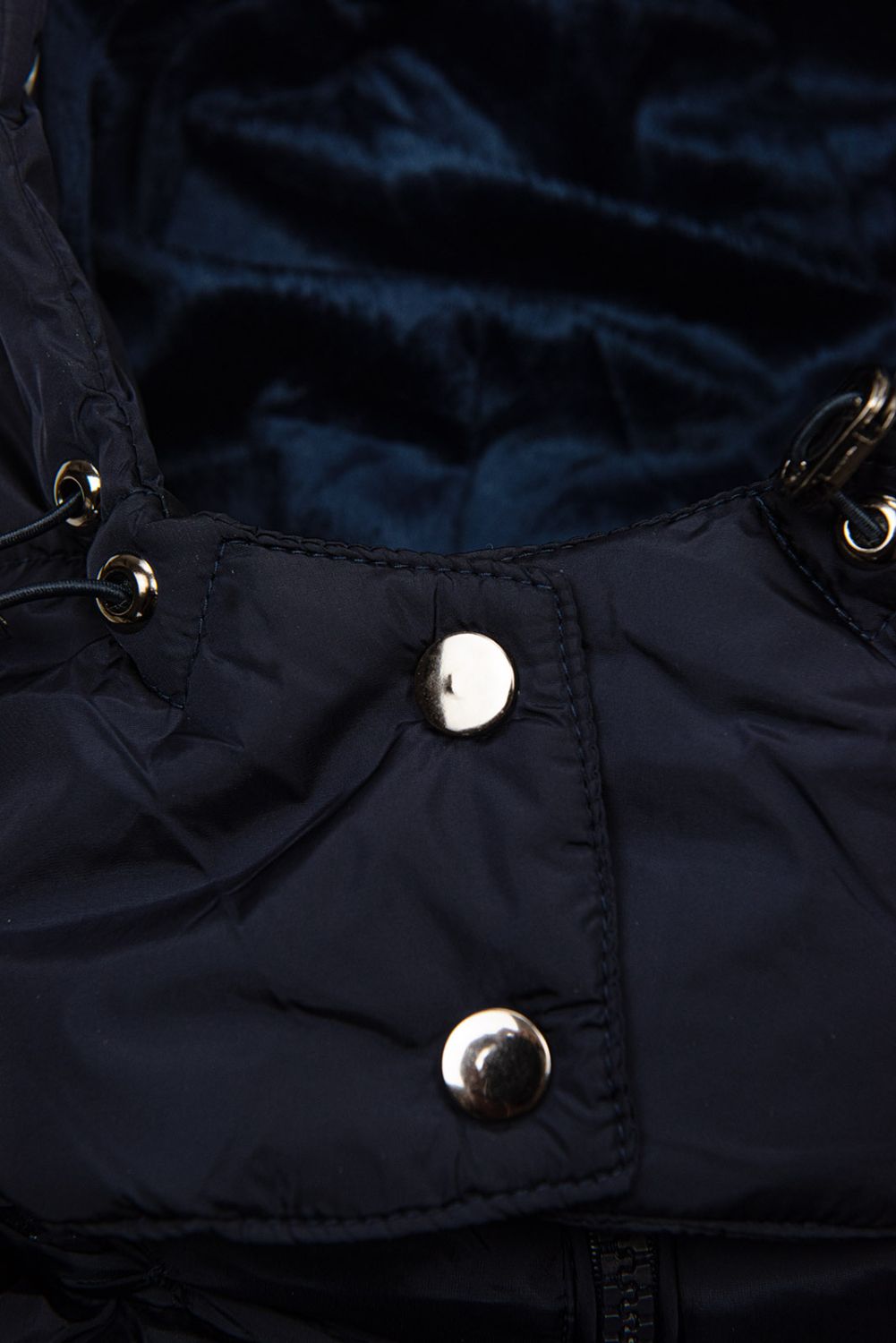Giacca invernale blu scuro con design trapuntato