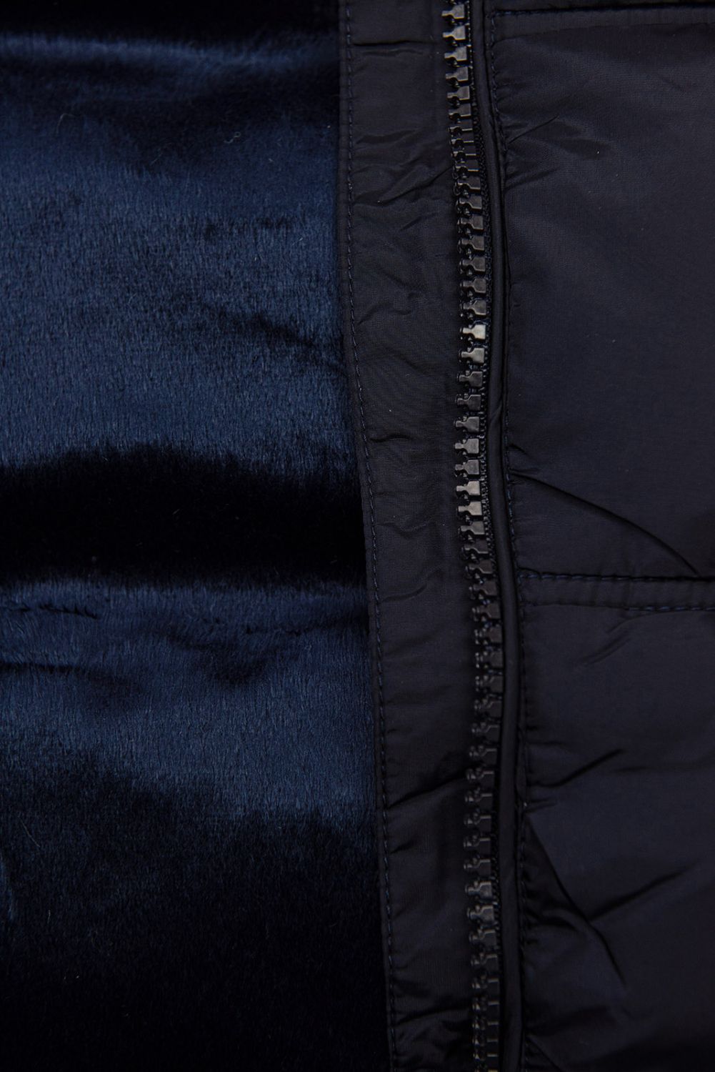 Giacca invernale blu scuro con design trapuntato