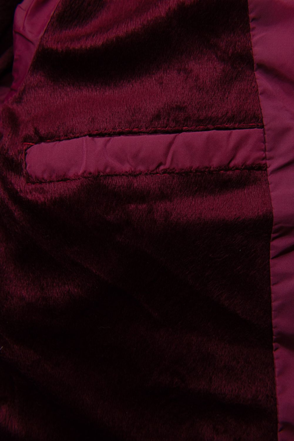 Giacca invernale bordeaux con design trapuntato