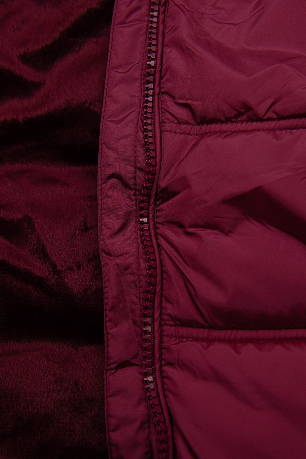 Giacca invernale bordeaux con design trapuntato