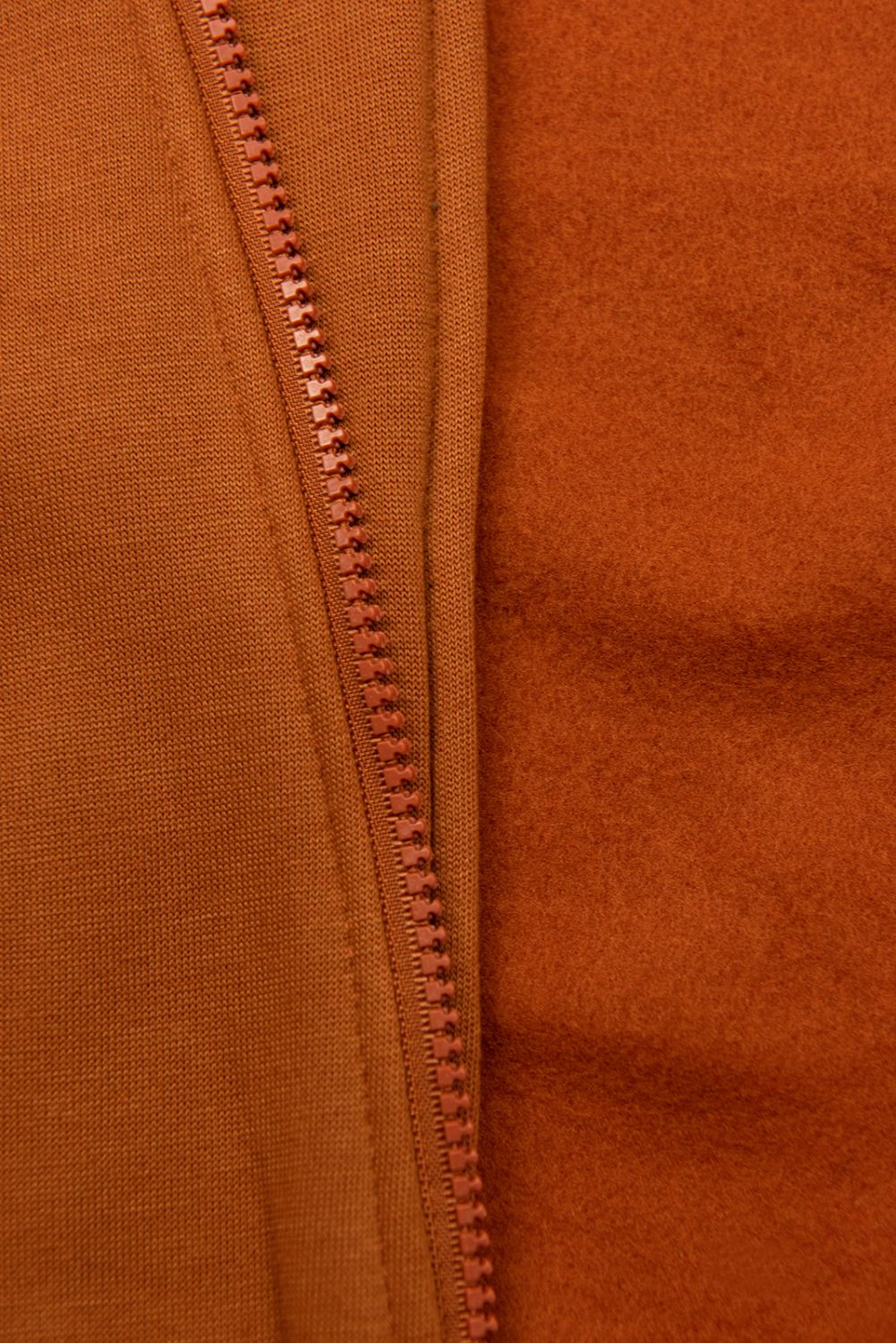 Felpa terracotta con fodera colorata nel cappuccio