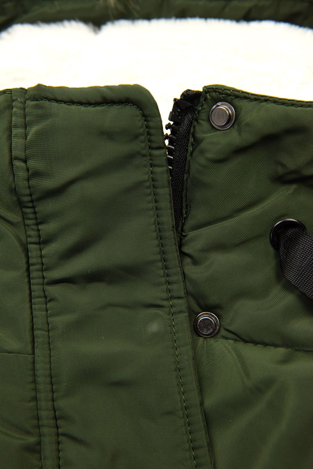 Giacca invernale allungata verde oliva con pelliccia beige