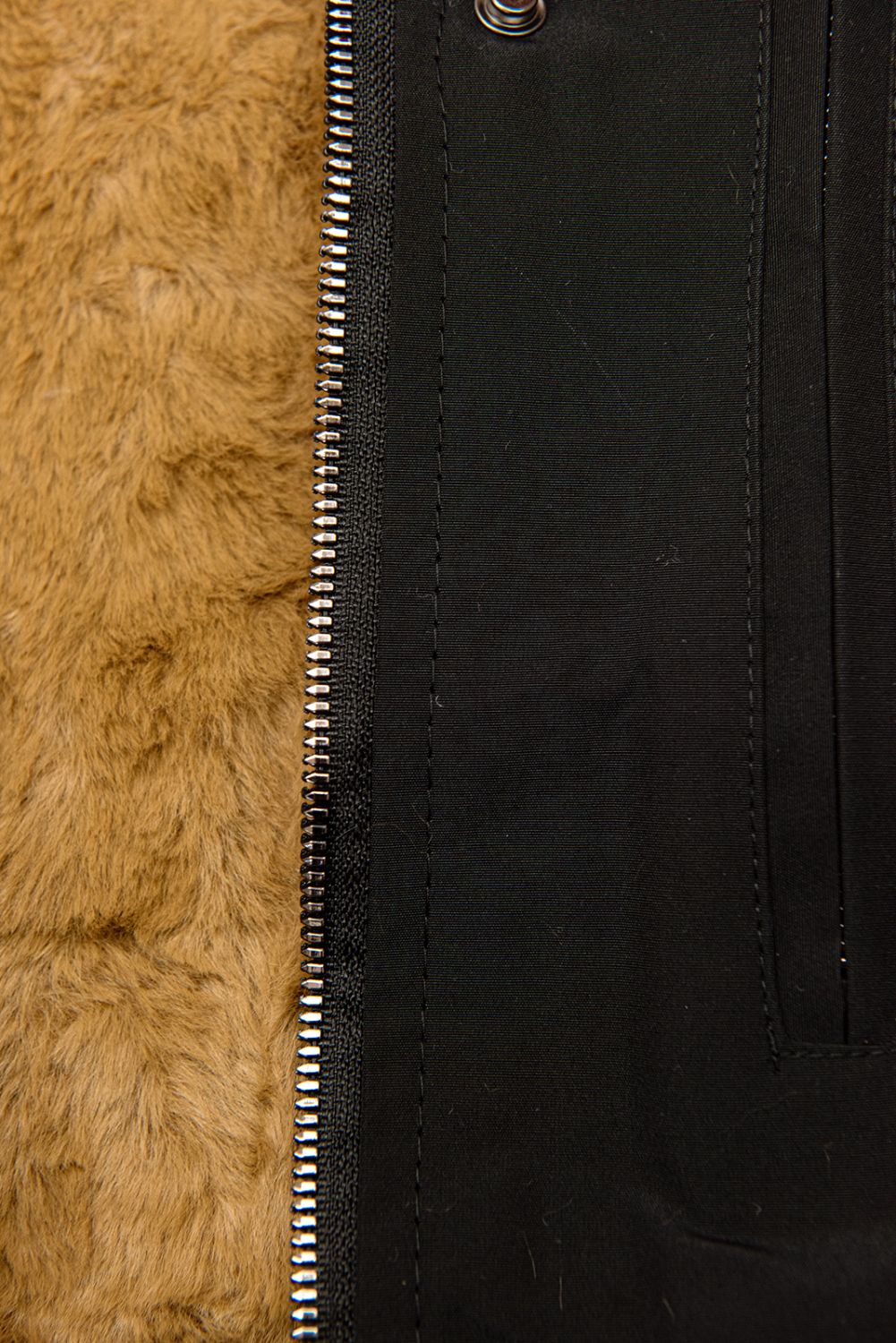 Parka nero con pelliccia sul cappuccio