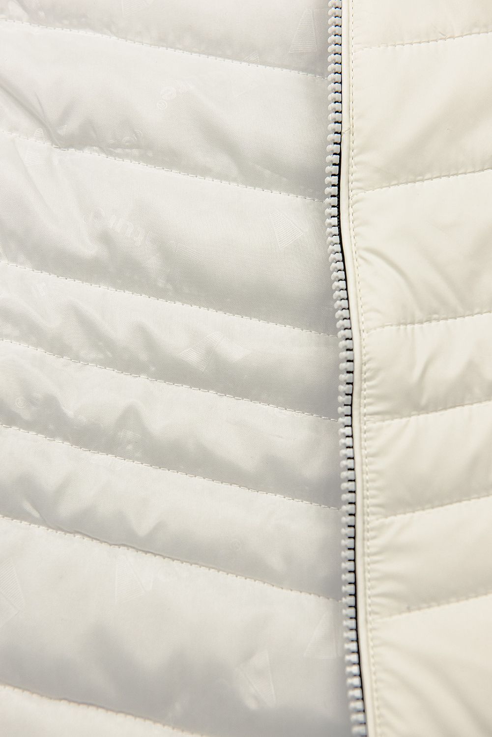 Gilet ecru dal taglio corto