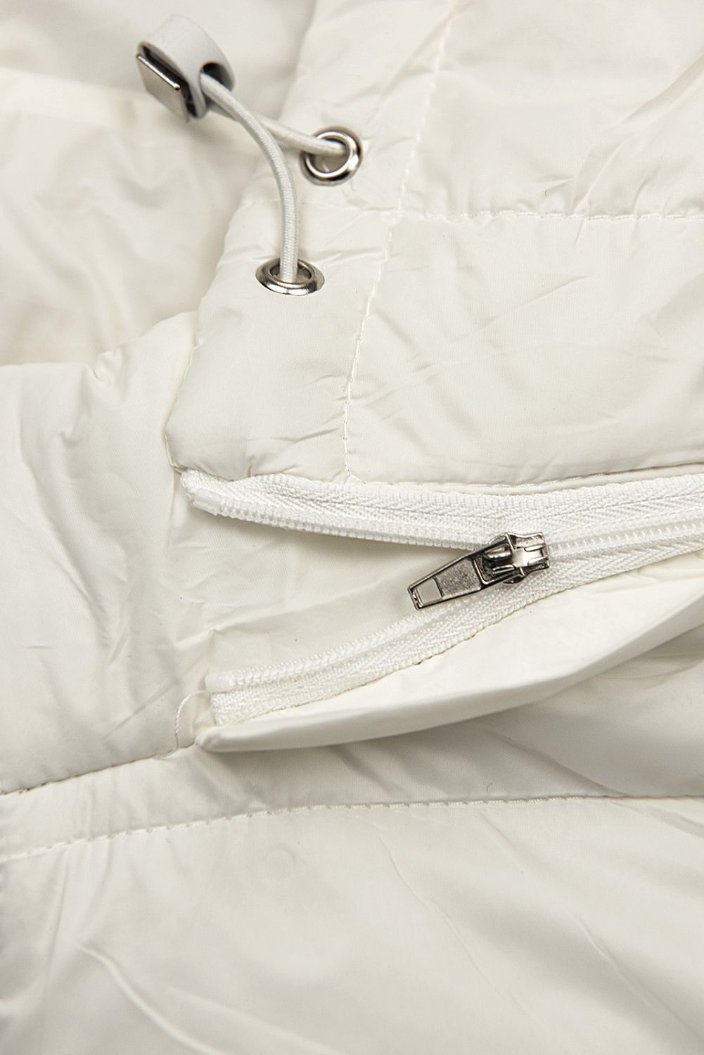 Gilet ecru dal taglio corto